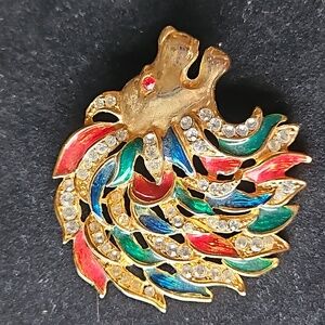 Gold lion head pin encrusted with faux diamonds